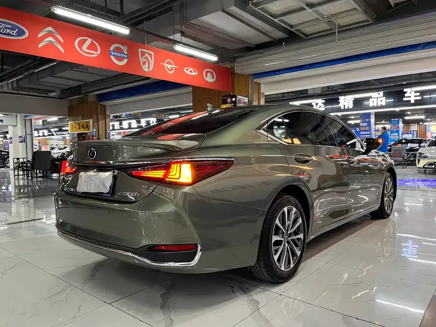 Lexus ES 2023 200 Excellence Edition 2023 — миниатюра 2