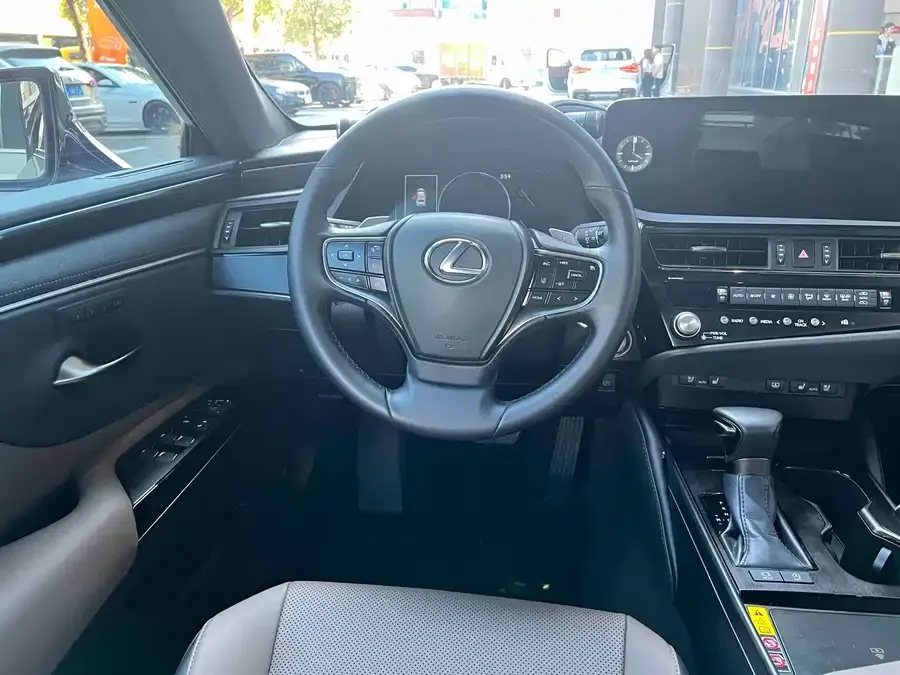 Lexus ES 2024 200 Premium Edition 2024 — миниатюра 3