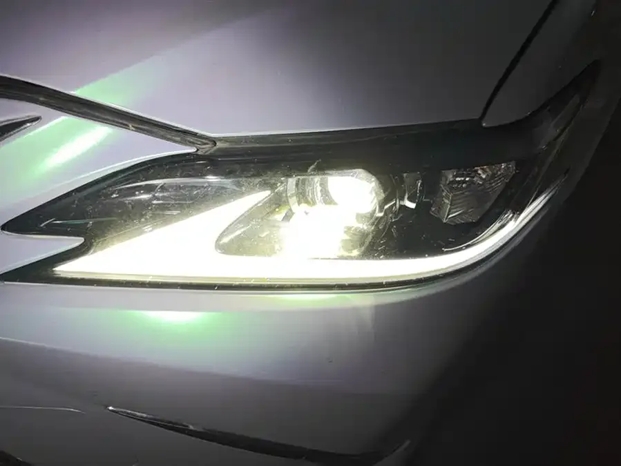 Lexus ES 2023 200 Excellence Edition 2023 — миниатюра 2