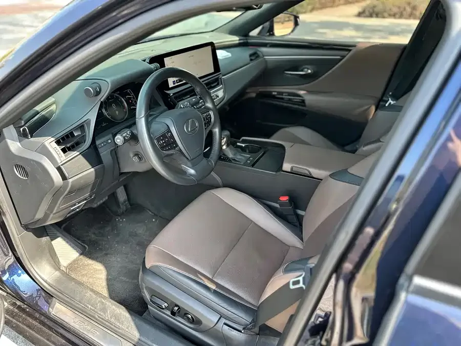 Lexus ES 2023 200 Excellence Edition 2023 — миниатюра 3