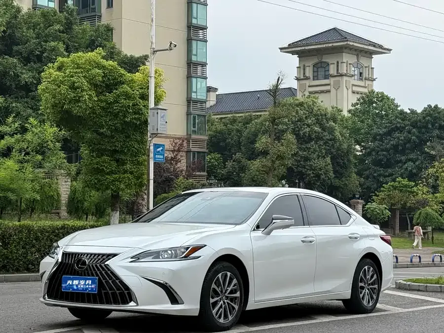 Lexus ES 2024