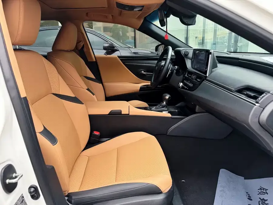 Lexus ES 2022 200 Excellence Edition 2023 — миниатюра 2
