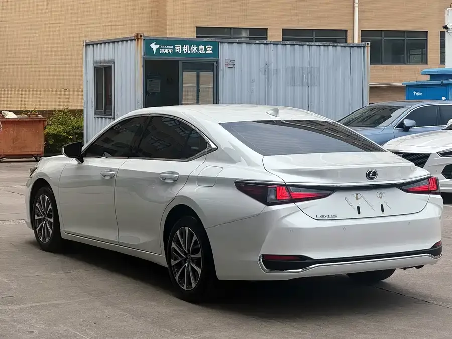 Lexus ES 2022 200 Excellence Edition 2023 — миниатюра 3