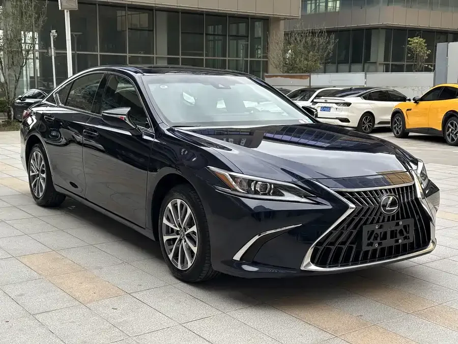 Lexus ES 2023 200 Excellence Edition 2024 — миниатюра 2