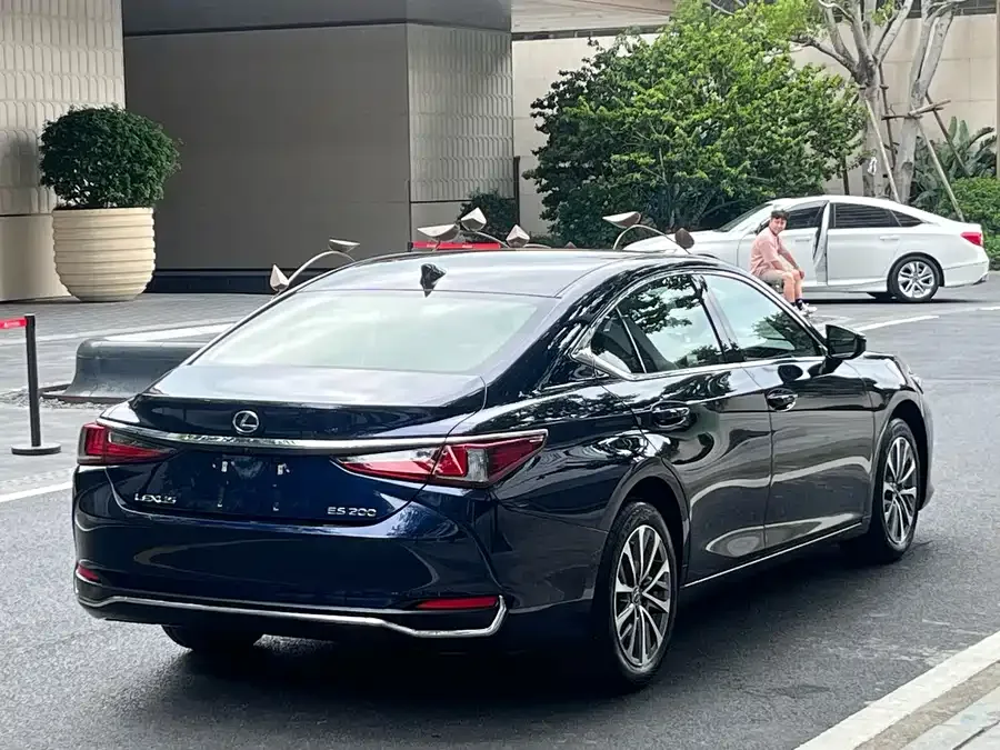 Lexus ES 2023 200 Excellence Edition 2024 — миниатюра 2