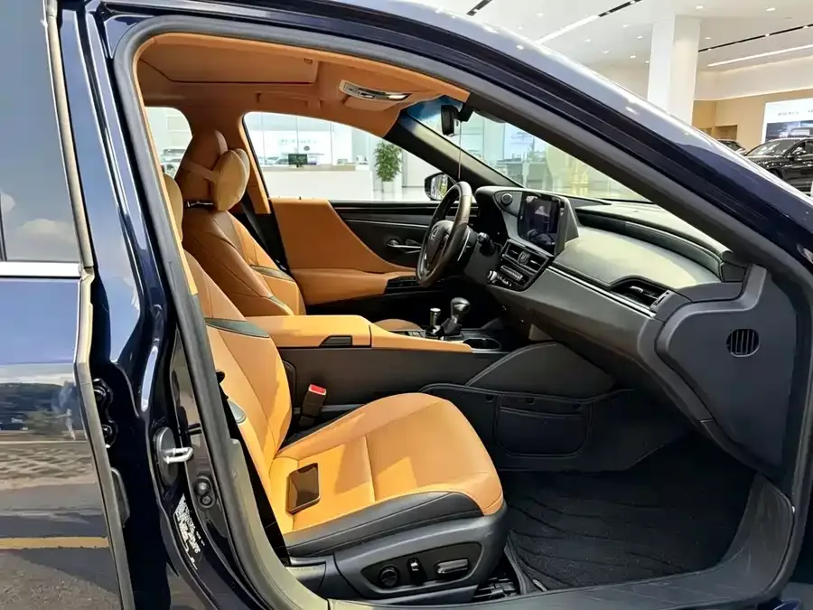 Lexus ES 2023 200 Luxury Edition 2023 — миниатюра 2