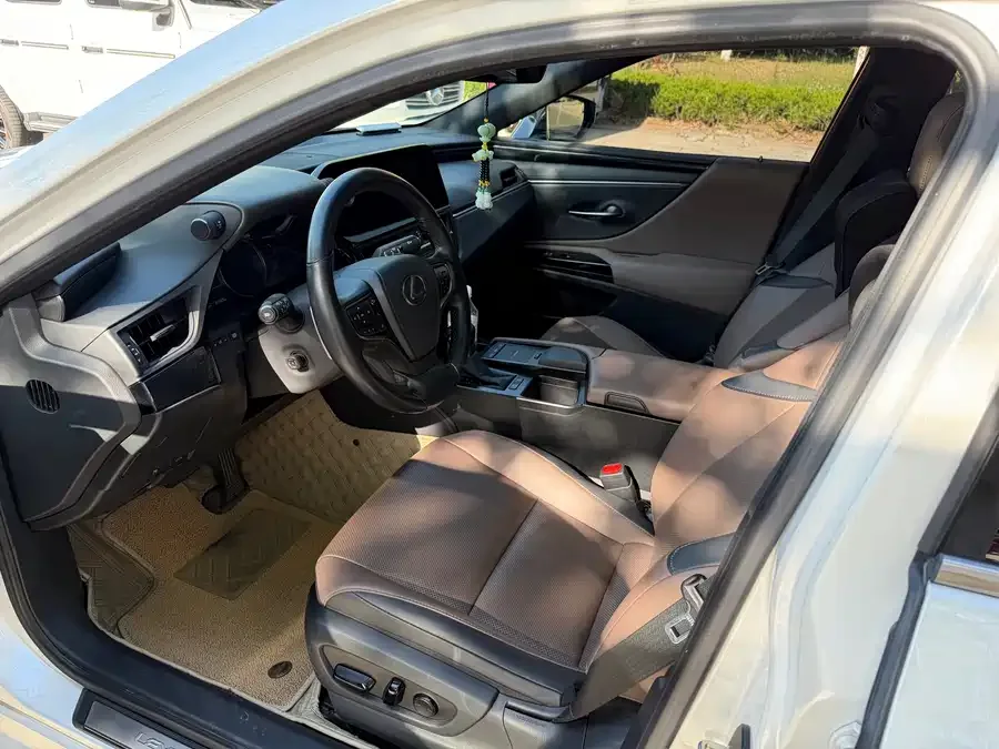 Lexus ES 2022 200 Excellence Edition 2022 — миниатюра 2