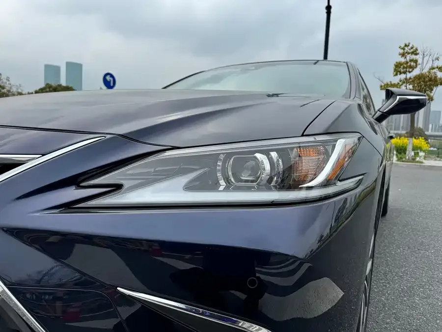 Lexus ES 2023 200 Excellence Edition 2023 — миниатюра 3