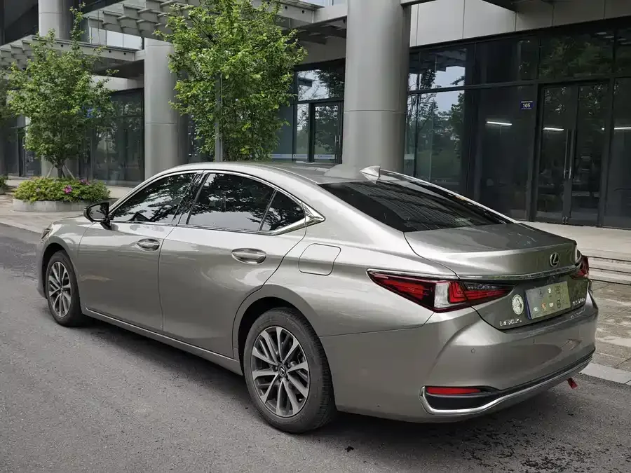 Lexus ES 2024 200 Premium Edition 2024 — миниатюра 2