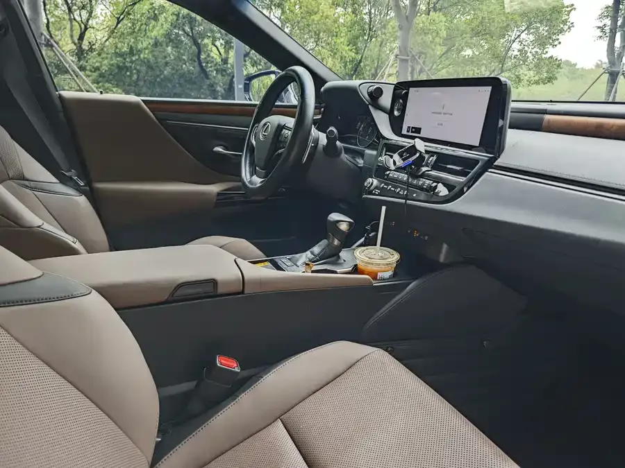 Lexus ES 2024 200 Premium Edition 2024 — миниатюра 3