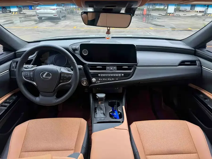 Lexus ES 2023 200 Excellence Edition 2023 — миниатюра 2