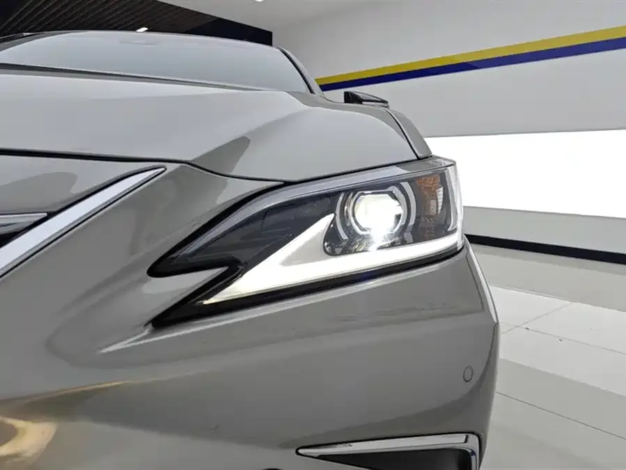 Lexus ES 2022 200 Excellence Edition 2023 — миниатюра 2
