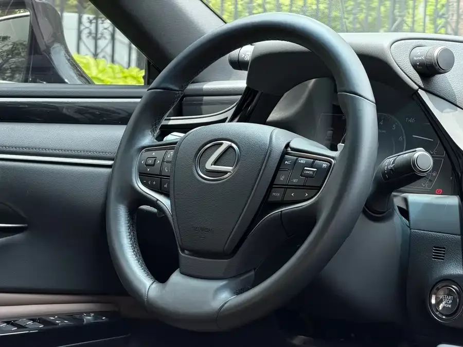 Lexus ES 2023 200 Excellence Edition 2024 — миниатюра 2