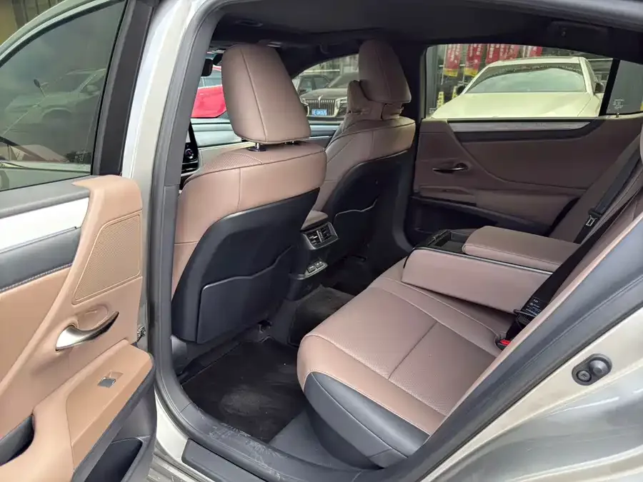 Lexus ES 2025 300h Premium Edition 2025 — миниатюра 2