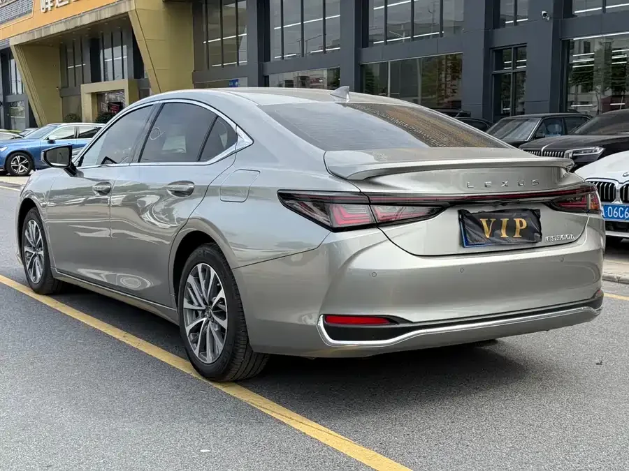Lexus ES 2025 300h Premium Edition 2025 — миниатюра 3
