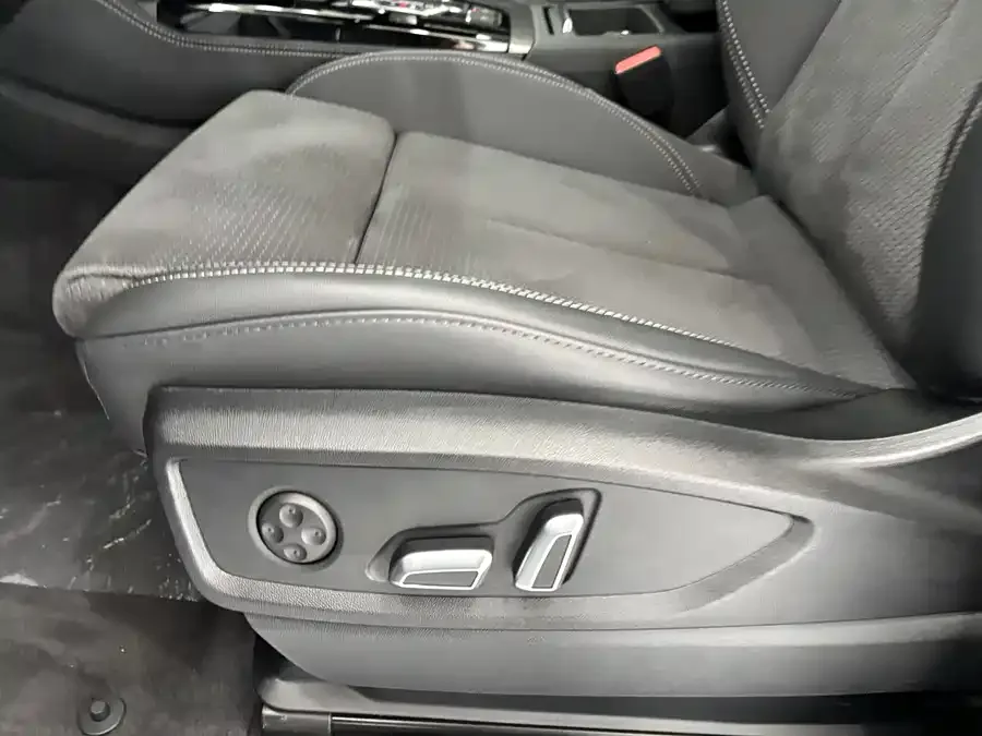 Audi Q5L Sportback 2025 quattro 45th Anniversary Edition 40 TFSI Luxury 2026 — миниатюра 4