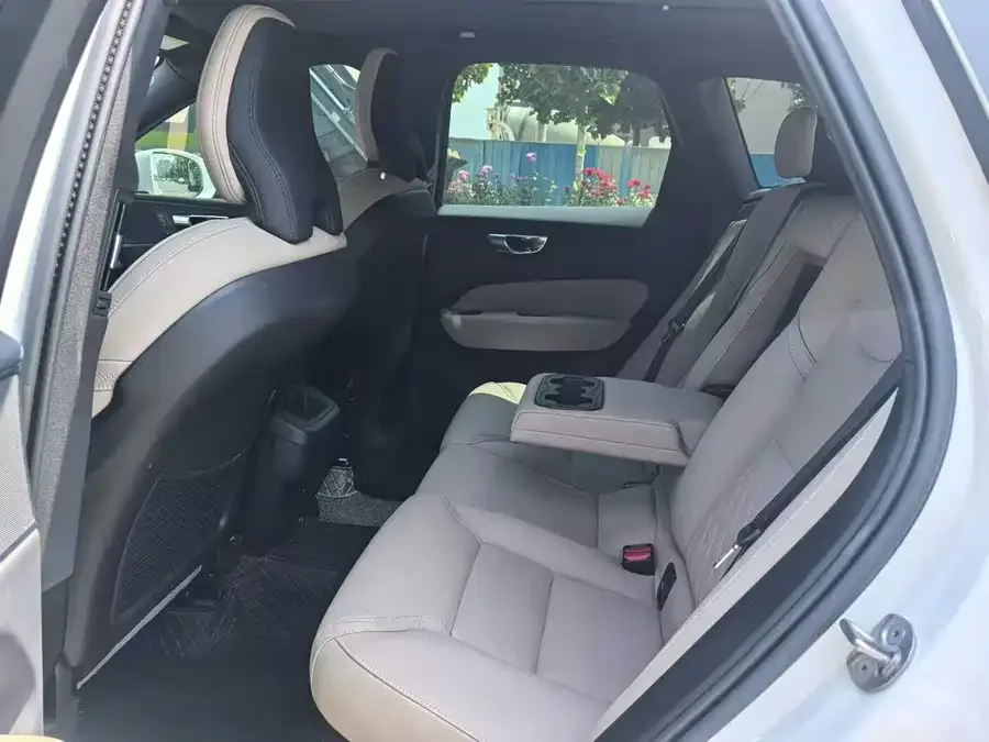 Volvo XC60 2026 B5 4WD Zhiyuan Luxury Edition 2025 — миниатюра 2