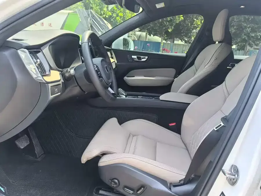 Volvo XC60 2026 B5 4WD Zhiyuan Luxury Edition 2025 — миниатюра 4