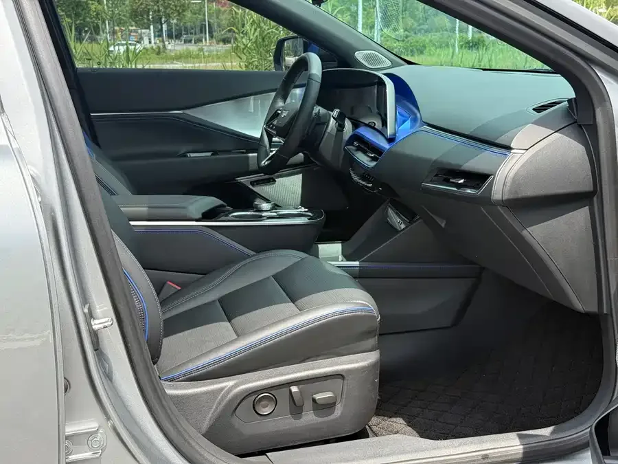Cadillac GT4 2023 25T Premium Edition 2023 — миниатюра 4
