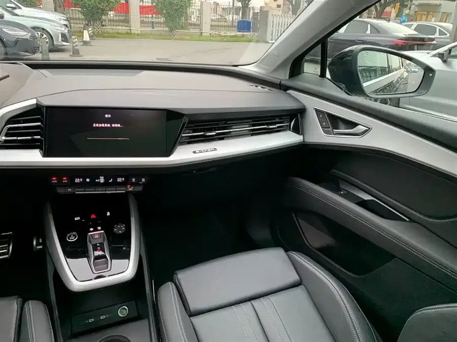 Audi Q5 e-tron 2023 40 e-tron Shining Edition Clothing Set 2025 — миниатюра 4