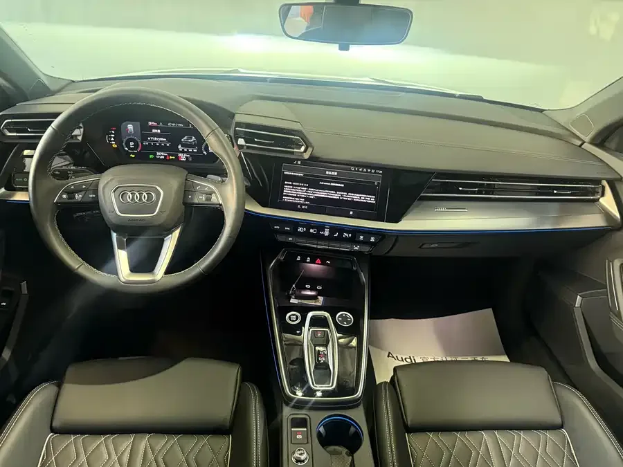 Audi A3 2025 Sportback 35TFSI Flying Spur Premium Edition 2025 — миниатюра 3