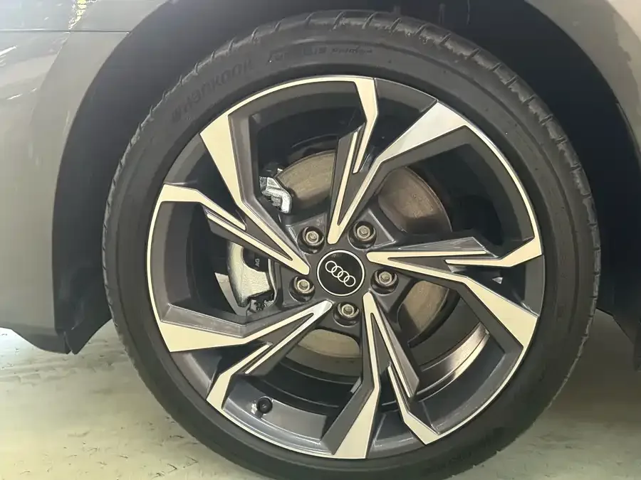 Audi A3 2025 Sportback 35TFSI Flying Spur Premium Edition 2025 — миниатюра 4