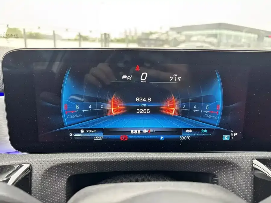 Mercedes-Benz A-Class AMG Mercedes-Benz A-Class AMG 2025 AMG A 35 L 4MATIC 2025 — миниатюра 4