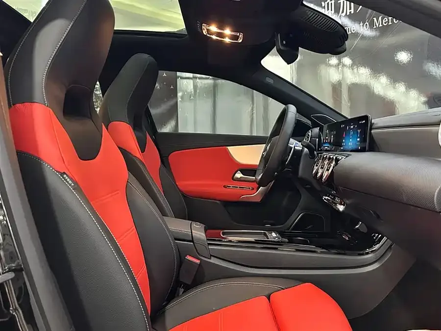 Mercedes-Benz A-Class AMG Mercedes-Benz A-Class AMG (Imported) 2025 AMG A 35 4MATIC 2025 — миниатюра 3