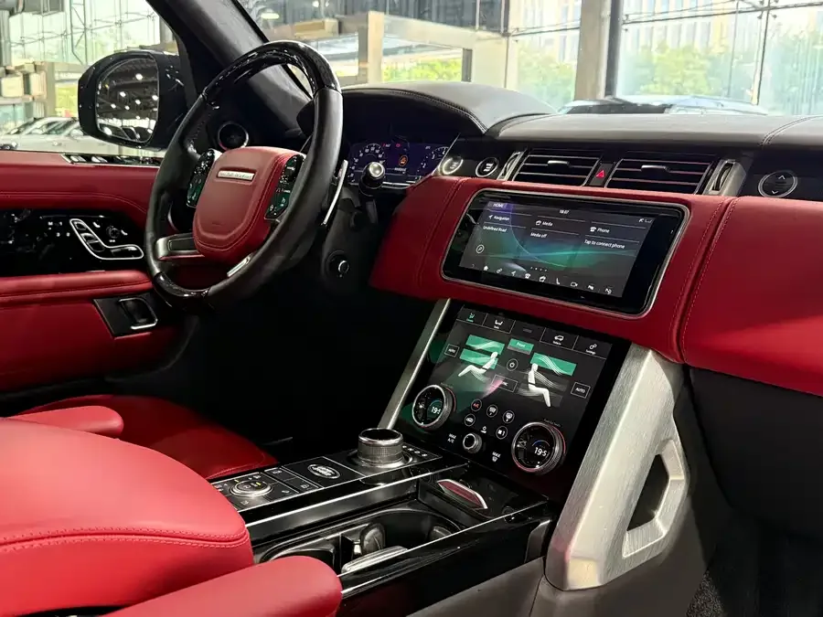 Land Rover Range Rover Range Rover 2022 3.0 L6 400PS Honor Creation Extended Edition 2023 — миниатюра 3