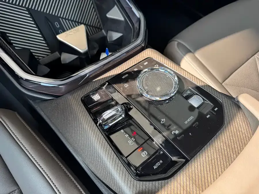 BMW X3 2025 xDrive30L Leading M Sport Night Edition 2025 — миниатюра 4