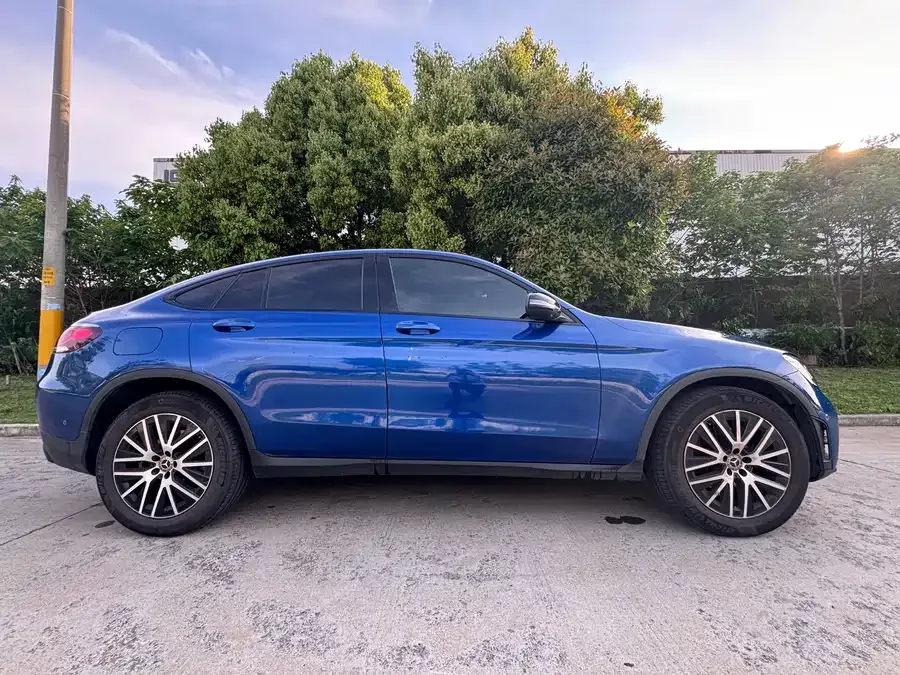 Mercedes-Benz GLC Coupe Mercedes-Benz GLC coupe 2022 facelift GLC 260 4MATIC coupe SUV 2023 — миниатюра 3