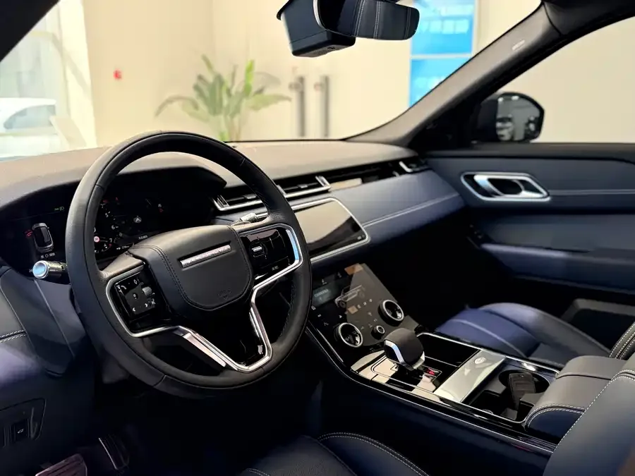 Land Rover Range Rover Velar Range Rover Velar 2022 250PS Glitter Gold Collectors Edition 2023 — миниатюра 3