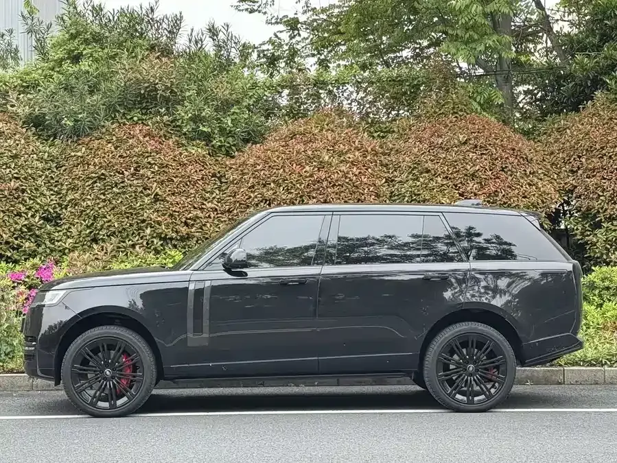 Land Rover Range Rover Range Rover 2024 3.0 L6 400PS Grand Extended Edition 7 Seaters 2024 — миниатюра 2
