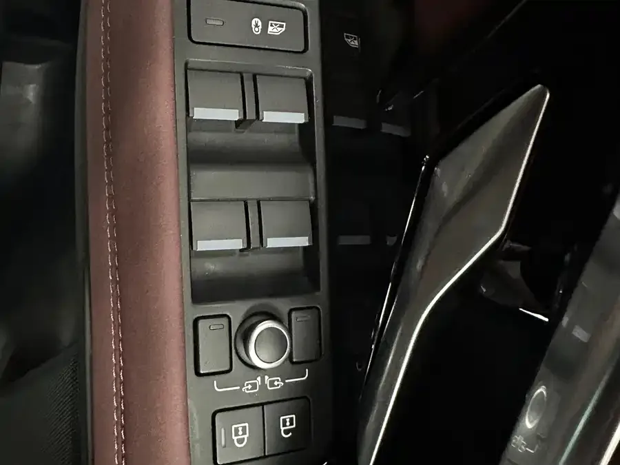 Land Rover Range Rover Aurora Range Rover Aurora 2023 Aurora L 249PS Luxury Edition 2024 — миниатюра 4