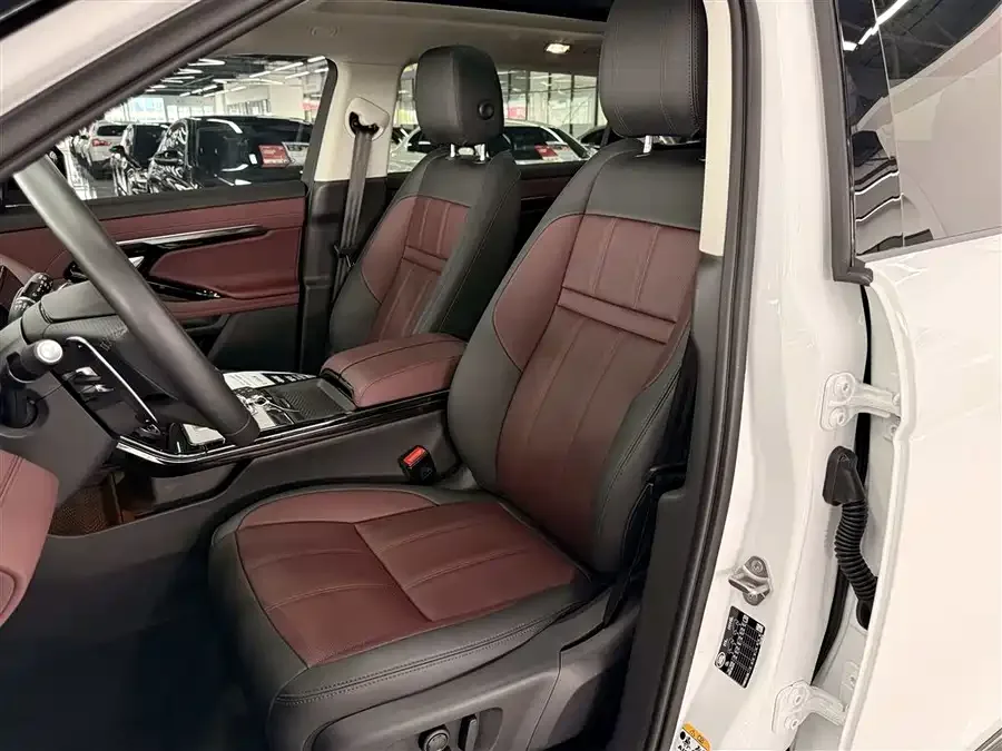 Land Rover Range Rover Aurora Range Rover Aurora 2023 Aurora L 249PS Luxury Edition 2024 — миниатюра 2