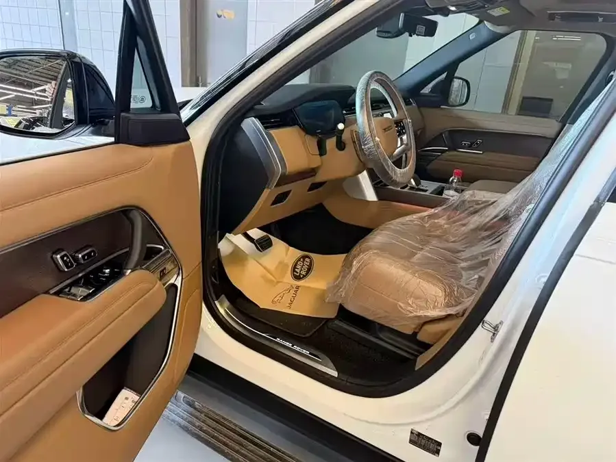 Land Rover Range Rover Range Rover 2025 3.0 L6 400PS Genesis Extended Edition 2024 — миниатюра 2