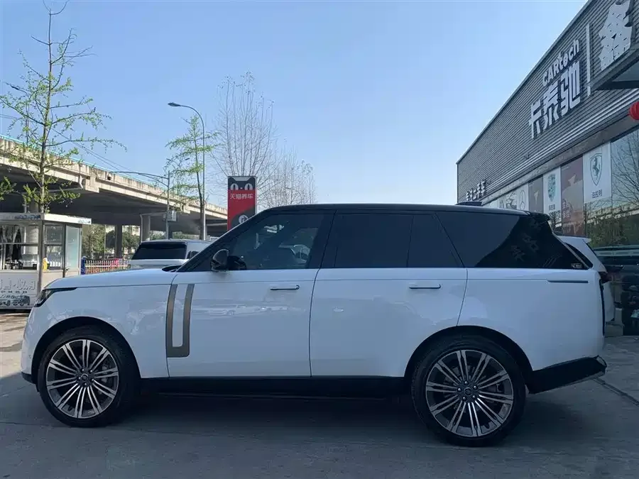 Land Rover Range Rover Range Rover 2023 3.0 L6 360PS Grand Edition 2024 — миниатюра 2