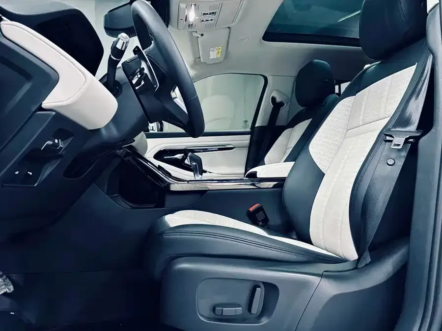 Land Rover Range Rover Aurora Range Rover Evoque 2021 Evoque L 249PS R-Dynamic First edition 2022 — миниатюра 3