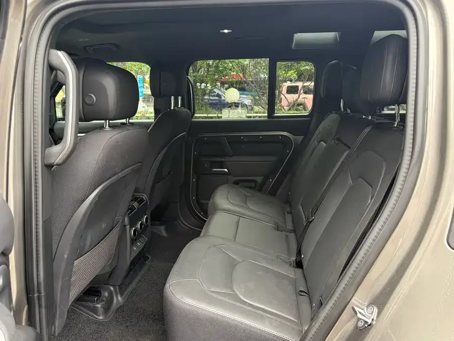 Land Rover guard Land Rover Defender 2025 110 3.0T P400 X 2024 — миниатюра 5