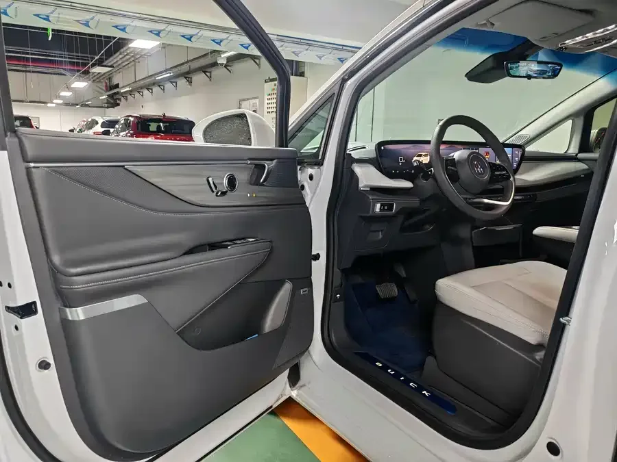 Buick GL8 2025 Lu Zun Premium Edition 2025 — миниатюра 2