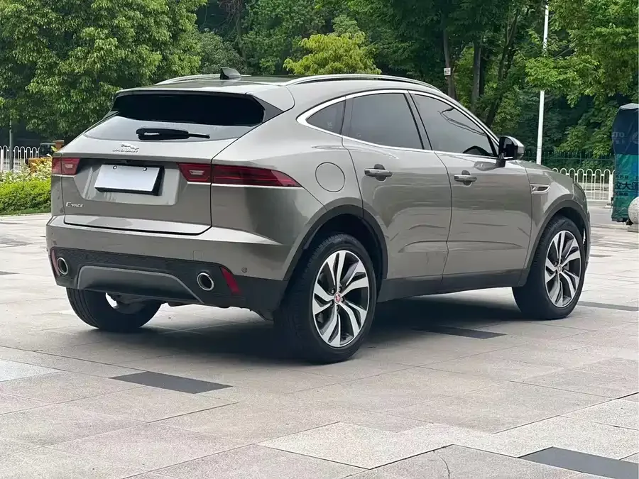 Jaguar E-Pace 2024 aggressive sports version R-DYNAMIC S 2023 — миниатюра 4