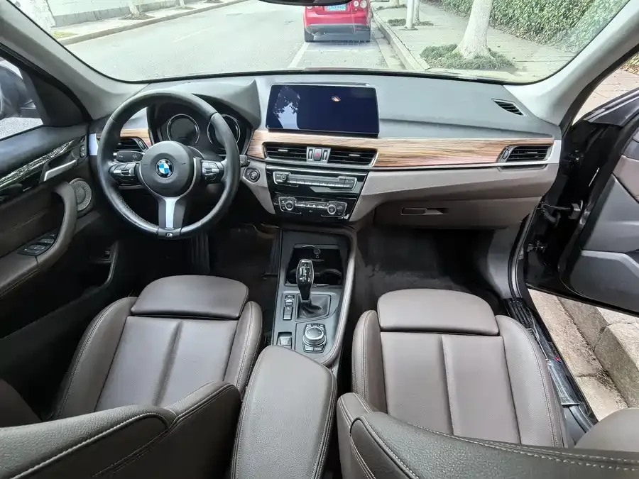 BMW X1 2022 sDrive25Li Leading Edition 2022 — миниатюра 2