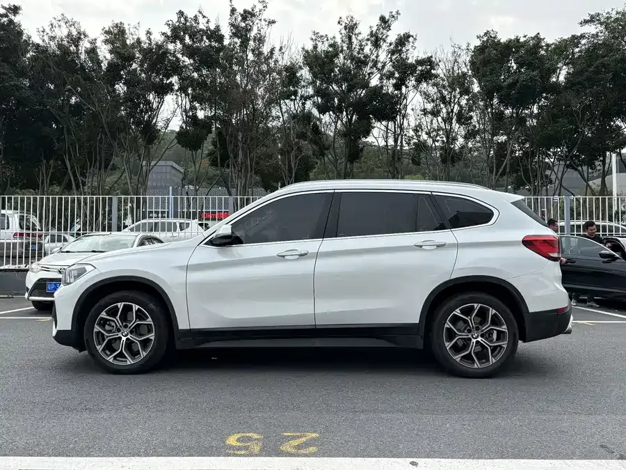 BMW X1 2022 sDrive25Li Leading Edition 2023 — миниатюра 2