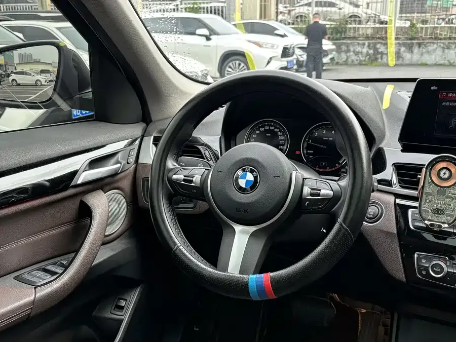BMW X1 2022 sDrive25Li Leading Edition 2023 — миниатюра 3