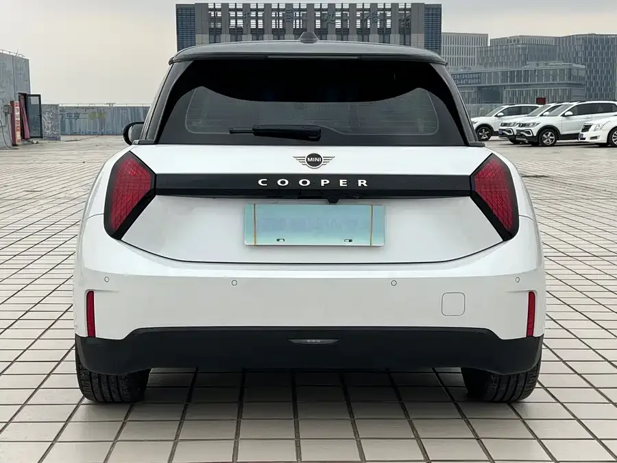 MINI electric COOPER Electric MINI COOPER 2025 456km COOPER E Classic 2025 — миниатюра 2