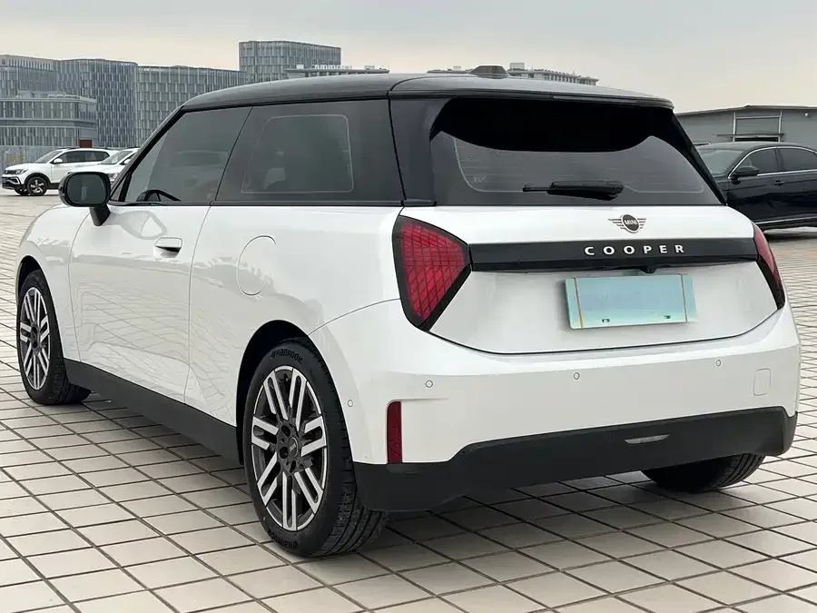 MINI electric COOPER Electric MINI COOPER 2025 456km COOPER E Classic 2025 — миниатюра 4