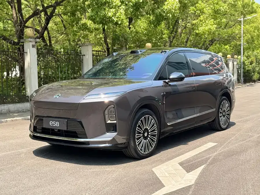 NIO ES8 2025