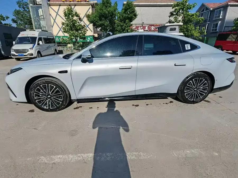Geely Galaxy Star 8 Galaxy Star 8 2025 130km EM-i Premium Edition 2025 — миниатюра 3