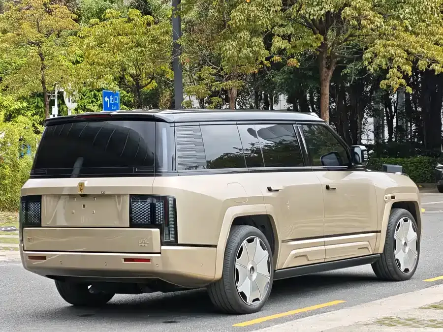BYD U8 L Looking up at the 2025 U8 L Dingshi Edition 2025 — миниатюра 2