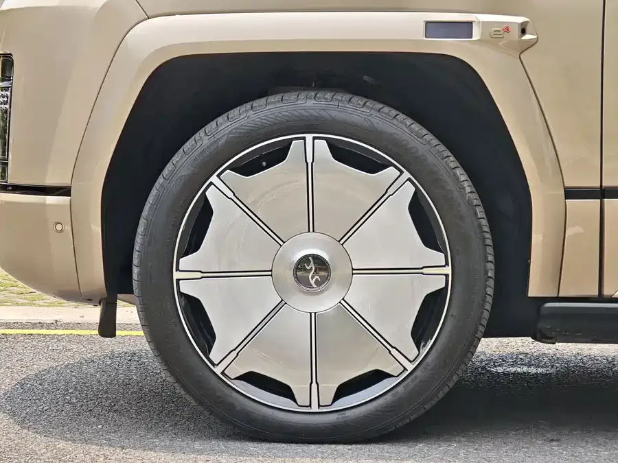 BYD U8 L Looking up at the 2025 U8 L Dingshi Edition 2025 — миниатюра 3